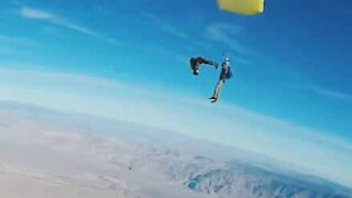 Deux parachutistes acrobates