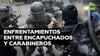 Enfrentamientos entre encapuchados y carabineros en las cercanías del Palacio de La Moneda en Chile