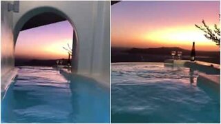 A vista privilegiada do pôr-do-sol de um hotel em Santorini