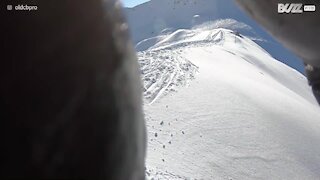 Une descente risquée en snowboard