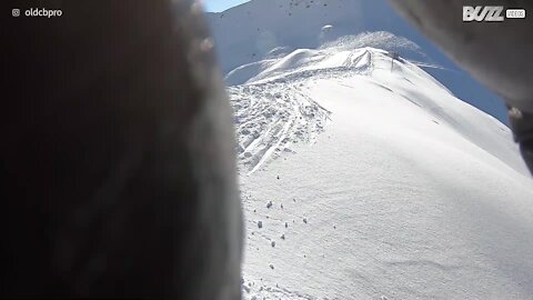 Une descente risquée en snowboard