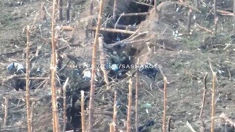 5v1 Lone Russian soldier clears a Ukrainian trench, kills 3 and captured 2 (different perspective).