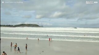 Banhistas em esplanada são surpreendidos por onda forte