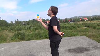 Man Solves Rubik's Cube In One Hand While Juggling Balls In The Other