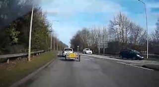 Tilhenger løsner fra bil i fart!