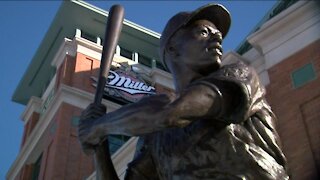 Milwaukeeans pay tribute to Hank Aaron throughout city