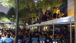 Brasileiros no Catar esperando a seleção chegar no hotel