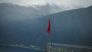 Homem "planta bananeira" a 400 metros de altura na Noruega