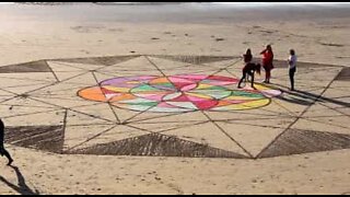 Se det kunstværk denne familie skabte på stranden!