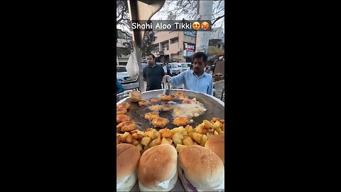 Aapko pasand hai ye?😋 #indianstreetfood #streetfood #alootikki #delhi #delhifood #tikkichole