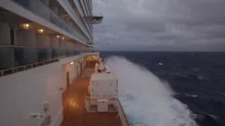 Panique à bord: un bateau de croisière dans l’œil du cyclone!