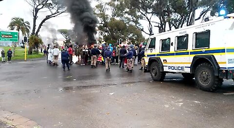 Cape Town total shutdown protest causes chaos on roads (6Bd)