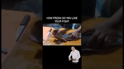 Peixe sem cabeça tenta morder a mão do peixeiro