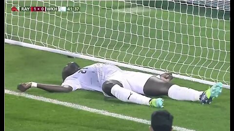 Fotbalist la pamant. Atac de cord - Ousmane Coulibaly falling down
