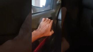 como abrir a porta do carro por dentro! dica