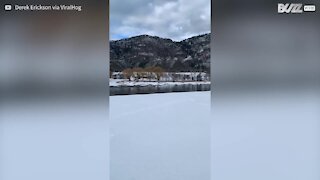 Un bateau glisse sur la neige entre deux lacs !