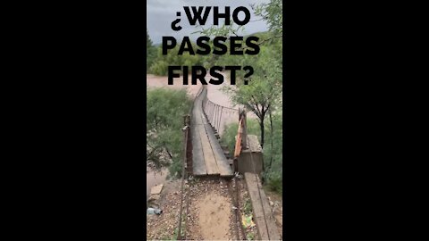 ¿WHO PASSES FIRST? THE BRIDGE MOVES WITH THE FORCE OF WATER THE BRIDGE MOVES WITH THE FORCE OF WATER