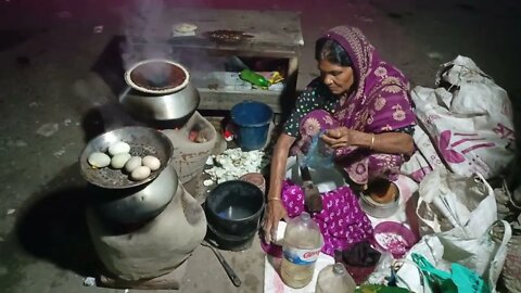 শীতের পিঠা মজাই আলাদা দীর্ঘ 20 বছর যাবৎ একই জায়গায় পিঠা বানিয়ে আসছে এই নানি। Our Street Food