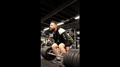 170kg deadlifting