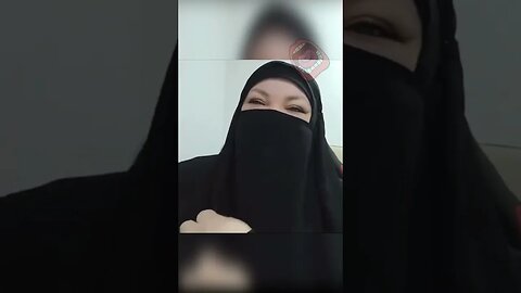 Foodie Beauty clickbaits converts to Islam and only read the Quran through Instagram
