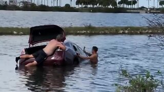 VIDEO: Heroes rescue woman who crashed into West Palm Beach canal