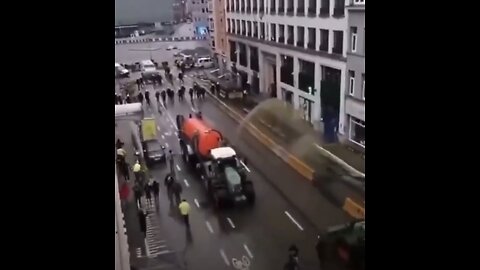 PROTESTING BELGIAN FARMERS🏢🚧👨‍🌾🚜💩💦👮‍♂️SHOWERS BRUSSELS POLICE WITH ANIMAL FAECES🛣️🚜🧑‍🌾💫