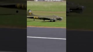 Giant B-17 Bombers || RC Planes