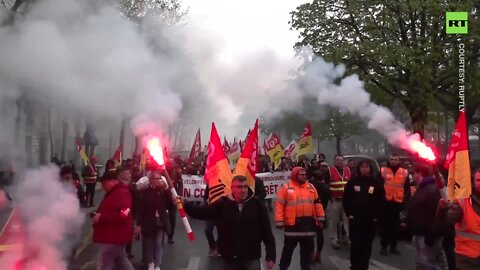 Flares Blaze On Paris Streets As Hundreds Protest Privatization & Cutting Public Rail Services