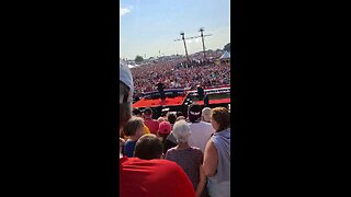 BREAKING🚨: Footage shows crowd at President Trump Rally reacting BEFORE shots are fired