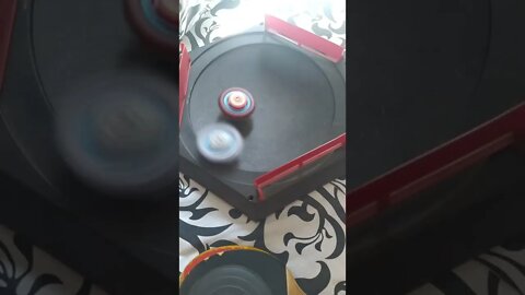 batalha de beyblade longinus vs spriggan (algo de errado não esta certo😂)