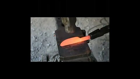 forging a knife from a pipe wrench jaw #shorts #forging