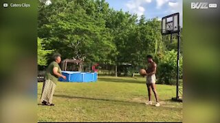 Mãe impressiona a jogar basquetebol com o filho