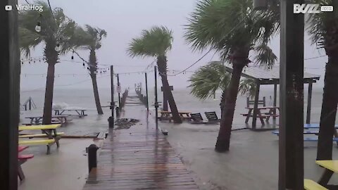 L'ouragan Sally s'abat sur la Floride et détruit le bord de plage