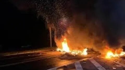 Manifestantes bloqueiam estradas com pneus queimados em primavera do Leste, MT