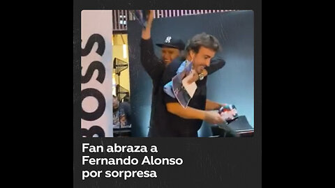 Un fan de Fernando Alonso se salta la seguridad para abrazar a su ídolo
