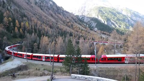 World's Longest Passenger Train Guinness World Record Rhaetian Railway Switzerland 瑞士组装了世界上最长的客运火车