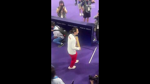 🇨🇳Chinese Olympian PROPOSES to his girlfriend after she won gold at the Paris Olympics.