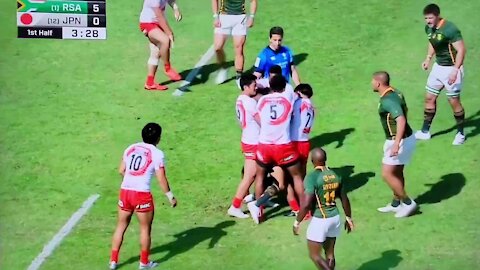 Watch South Africa's Selvin Davids' insane strength as four Japan players can't get the ball!