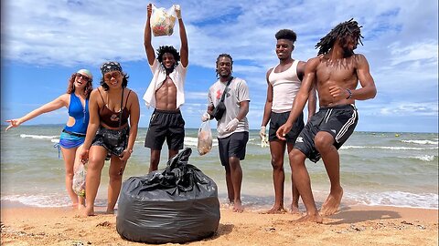 Grupo de amigos na Tailândia limpa a praia!