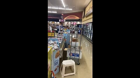 Naked homeless lady destroys a supermarket in Los Angeles