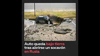 Vehículo cae en socavón tras falla en trabajos hidráulicos en Rusia