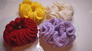 "Make a Statement with a Crochet Scrunchy: A Simple and Stylish Accessory for Any Hairdo!"