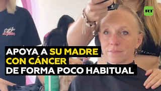 Se afeita la cabeza para apoyar a su madre enferma de cáncer