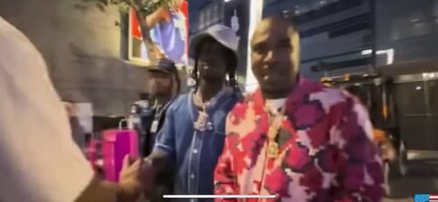 Chief Keef Sosa gets his 🌷🌸🌼🌹💐from NORE @BET Awards Show