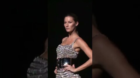 Giselebundchen in Dolce Gabbana Fall/Winter 2007 FashionShow