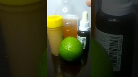Shot para imunidade, c limão, extrato de própolis, vinagre de maçã, açafrão e água.