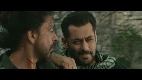 Pathaan Fighting Clip in Train ft. SRK & Salman Khan. Karan Arjun