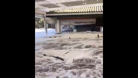 Huge Wave Hits Restaurant in South Africa, 12 Injured