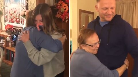 Man surprises his mom after being apart for over a year
