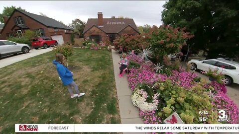 Omaha breast cancer survivor spreads hope all year round with decked out house